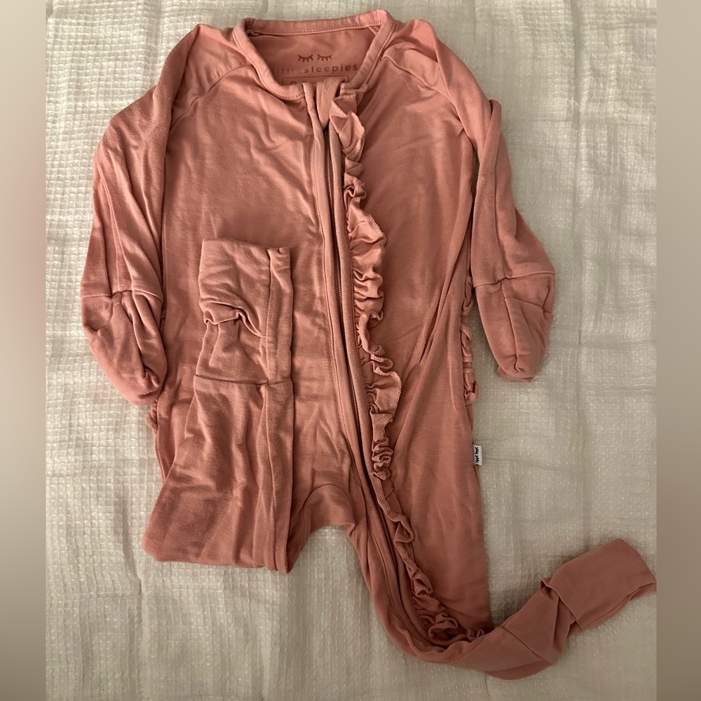 Little Sleepies Zippy with ruffle bottom, 0-3m, Pink